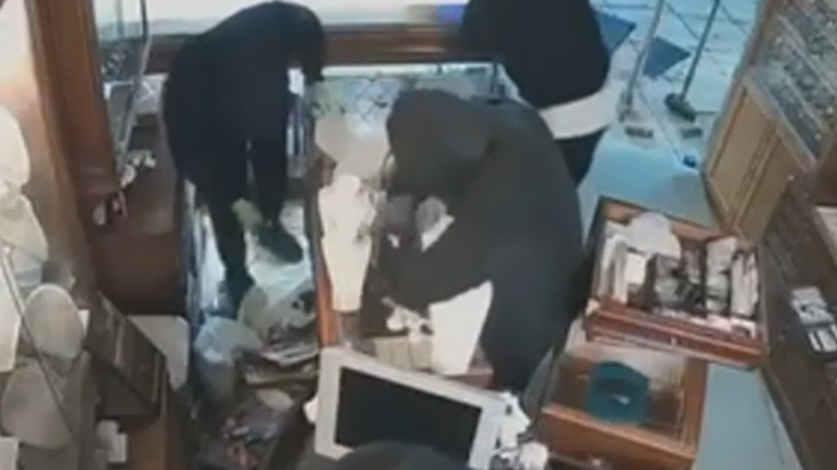 Οι διαρρήκτες την ώρα που λήστευαν ένα κατάστημ