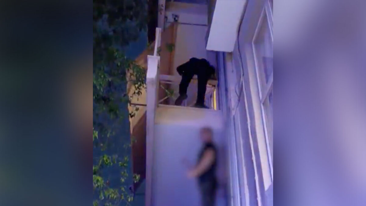 Αστυνομικός μάνα 3 παιδιών απεγκλώβισε 5χρονο αγοράκι από μπαλκόνι στα Καμίνια