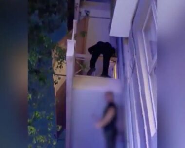 Αστυνομικός σκαρφαλώνει σε μπαλκόνι