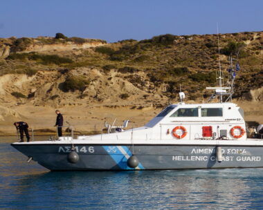 Εντοπισμός δεκαεπτά προσφύγων σε δύσβατη βραχώδη περιοχή μεταξύ Κολύμπια και παραλίας Τσαμπίκα στην Ρόδο. Οι μετανάστες έγιναν αντιληπτοί από το πλήρωμα του πλωτού σκάφους "146" του Λιμεναρχείου της Ρόδου όπου και σήμαναν συναγερμό στο Κέντρο Επιχειρήσεων, αλλά δεν ήταν δυνατό να προσεγγίσουν τα βράχια και να παραλάβουν τους πρόσφυγες. Κοντά στην περιοχή βρέθηκε και συνέδραμε στην διάσωση ένας ερασιτέχνης ψαράς από τα Αφάντου, ο Λευτέρης Βενετοκλής, ο οποίος με έναν λιμενικό παραλάμβαναν τους ανθρώπους από τα βράχια και τους οδήγησαν επάνω στο πλωτό του Λιμενικού.
Συνολικά περισυλλέγησαν 17 άτομα εκ των οποίων τα 9 ήταν μικρά παιδιά κάτω των 12 ετών καθώς και ένα βρέφος, οι οποίοι οδηγήθηκαν όλοι με ασφάλεια στο καταφύγιο, λιμανάκι των Κολυμπίων.
(EUROKINISSI