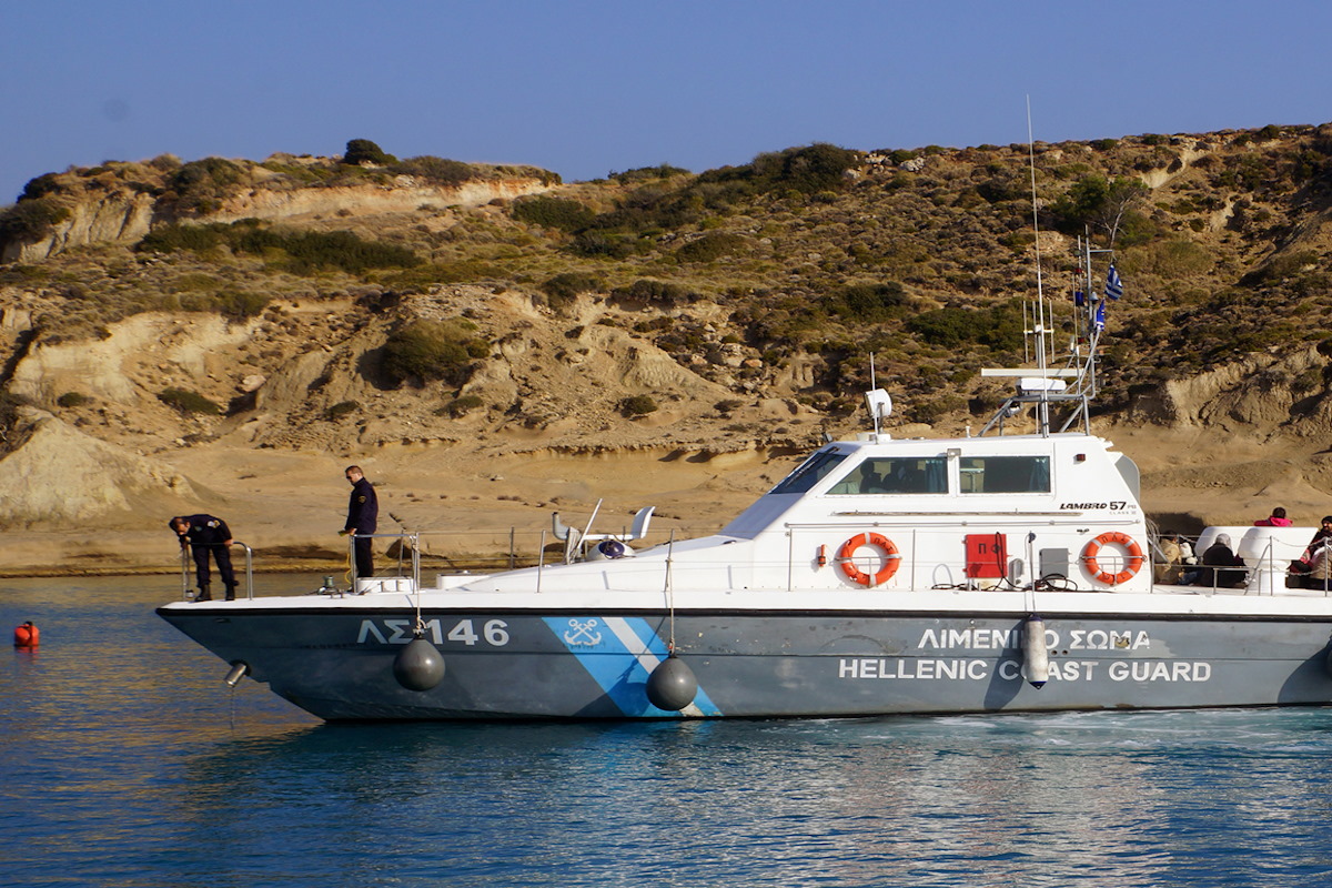 Εντοπισμός δεκαεπτά προσφύγων σε δύσβατη βραχώδη περιοχή μεταξύ Κολύμπια και παραλίας Τσαμπίκα στην Ρόδο. Οι μετανάστες έγιναν αντιληπτοί από το πλήρωμα του πλωτού σκάφους "146" του Λιμεναρχείου της Ρόδου όπου και σήμαναν συναγερμό στο Κέντρο Επιχειρήσεων, αλλά δεν ήταν δυνατό να προσεγγίσουν τα βράχια και να παραλάβουν τους πρόσφυγες. Κοντά στην περιοχή βρέθηκε και συνέδραμε στην διάσωση ένας ερασιτέχνης ψαράς από τα Αφάντου, ο Λευτέρης Βενετοκλής, ο οποίος με έναν λιμενικό παραλάμβαναν τους ανθρώπους από τα βράχια και τους οδήγησαν επάνω στο πλωτό του Λιμενικού.
Συνολικά περισυλλέγησαν 17 άτομα εκ των οποίων τα 9 ήταν μικρά παιδιά κάτω των 12 ετών καθώς και ένα βρέφος, οι οποίοι οδηγήθηκαν όλοι με ασφάλεια στο καταφύγιο, λιμανάκι των Κολυμπίων.
(EUROKINISSI