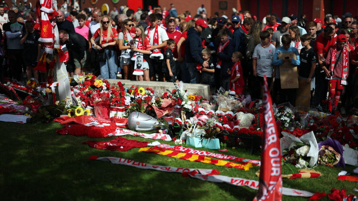 To μνημείο του Ντιόγκο Ζότα έξω από το Anfield