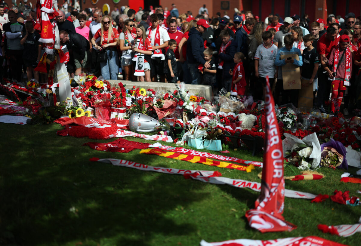 To μνημείο του Ντιόγκο Ζότα έξω από το Anfield