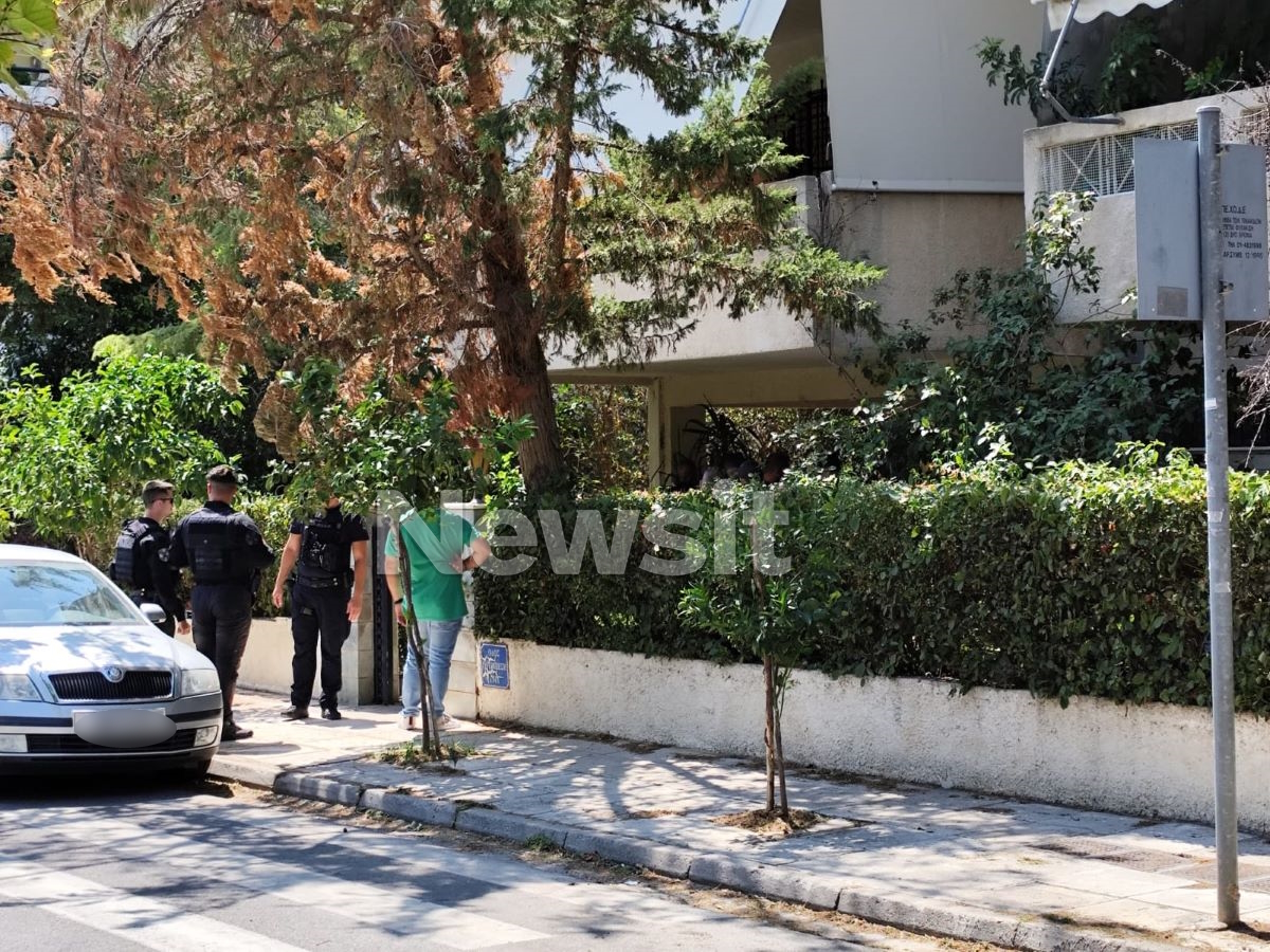 Η πολυκατοικία μπροστά στην οποία βρέθηκε νεκρή η 47χρονη μετά την επίθεση με μαχαίρι από τον 28χρονο στο Χαλάνδρι