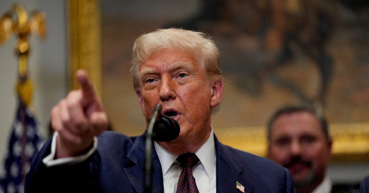 Trump plays with “fire” – sends two nuclear submarines near Russia