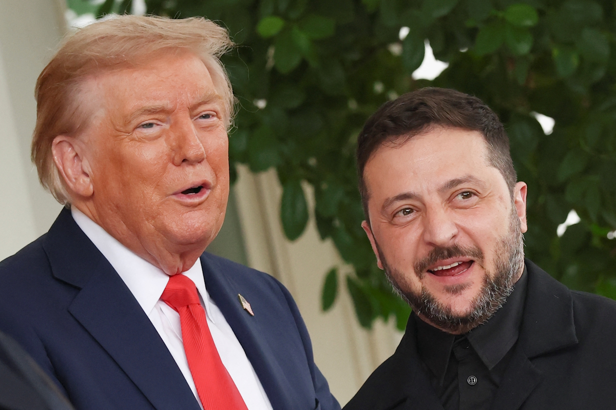 Χαμογελαστοί Βολοντίμιρ Ζελένσκι και Ντόναλντ Τραμπ