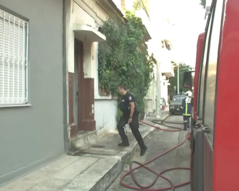 Φωτιά σε σπίτι στη Δραπετσώνα: Απομακρύνθηκαν γείτονες με αναπνευστικά προβλήματα