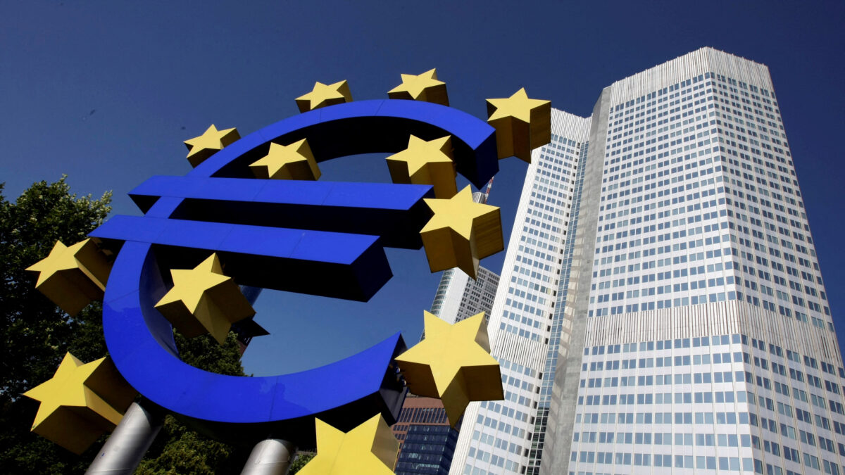 Το γλυπτό του ευρώ μπροστά από την έδρα της ΕΚΤ στη Φρανκφούρτη