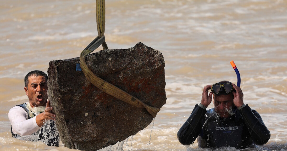 Shocking images from the withdrawal of parts of the submerged city of Ptolemaic in Alexandria after 2,000 years