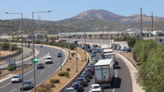 Στην εθνική οδό Αθηνών-Κορινθίας, στο επίπεδο των διοδίων της Ελευσίνας, σχηματίστηκαν μεγάλες ουρές λόγω τροχαίου εκτροπής νταλίκας