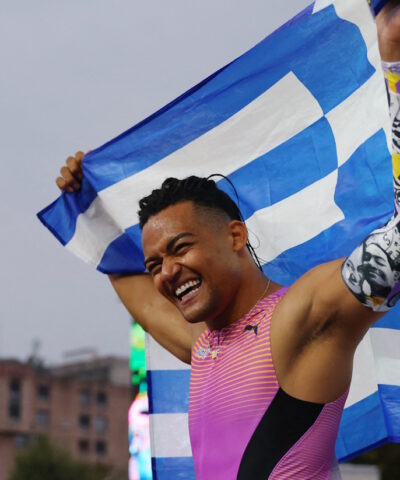 Ο Εμμανουήλ Καραλής με την ελληνική σημαία (ΦΩΤΟ REUTERS