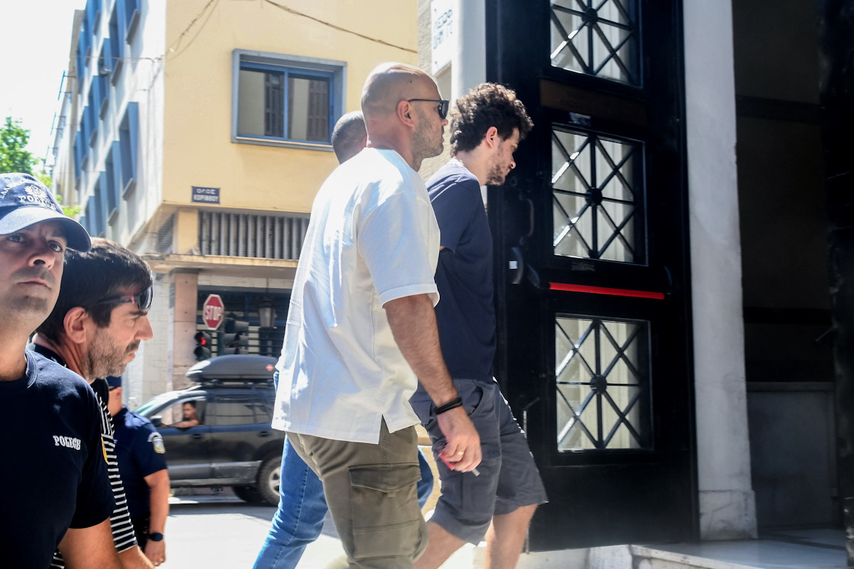 Ο ένας από τους κατηγορούμενους /