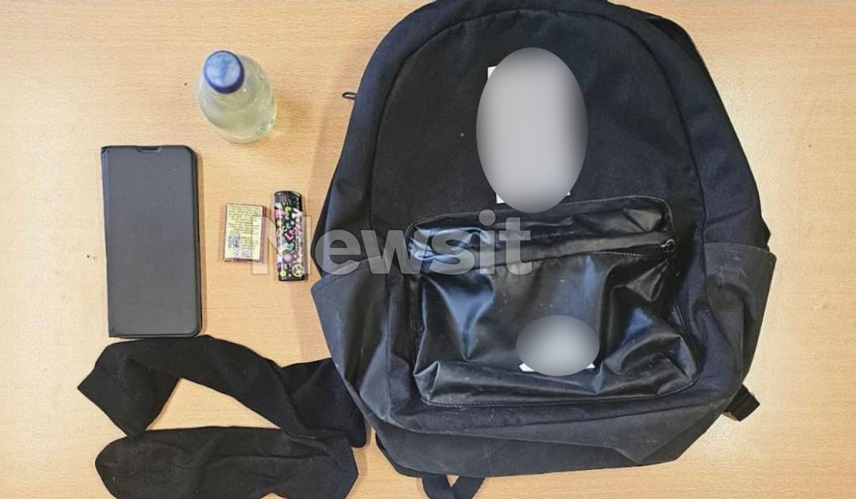 Ένας αναπτήρας, σπίρτα και μπουκάλι βρέθηκαν στα χέρια του 27χρονου και του 19χρονου