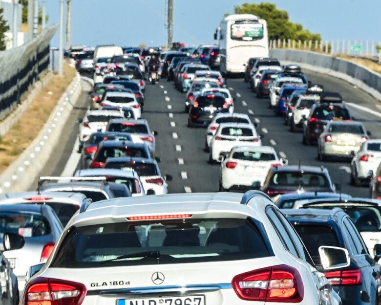 Επιστρέφουν σταδιακά οι αδειούχοι του Αυγούστου – Χαμηλές ταχύτητες από Κινέτα μέχρι Μέγαρα