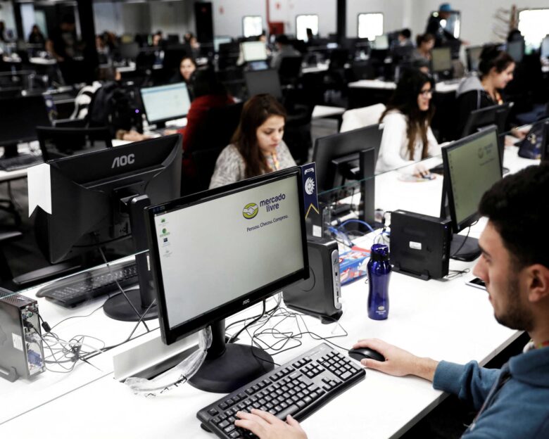 Όλες οι αλλαγές στο εργασιακό νομοσχέδιο – Δικαίωμα 13 ωρών απασχόλησης, ευκολότερες προσλήψεις και ενίσχυση ασφάλισης