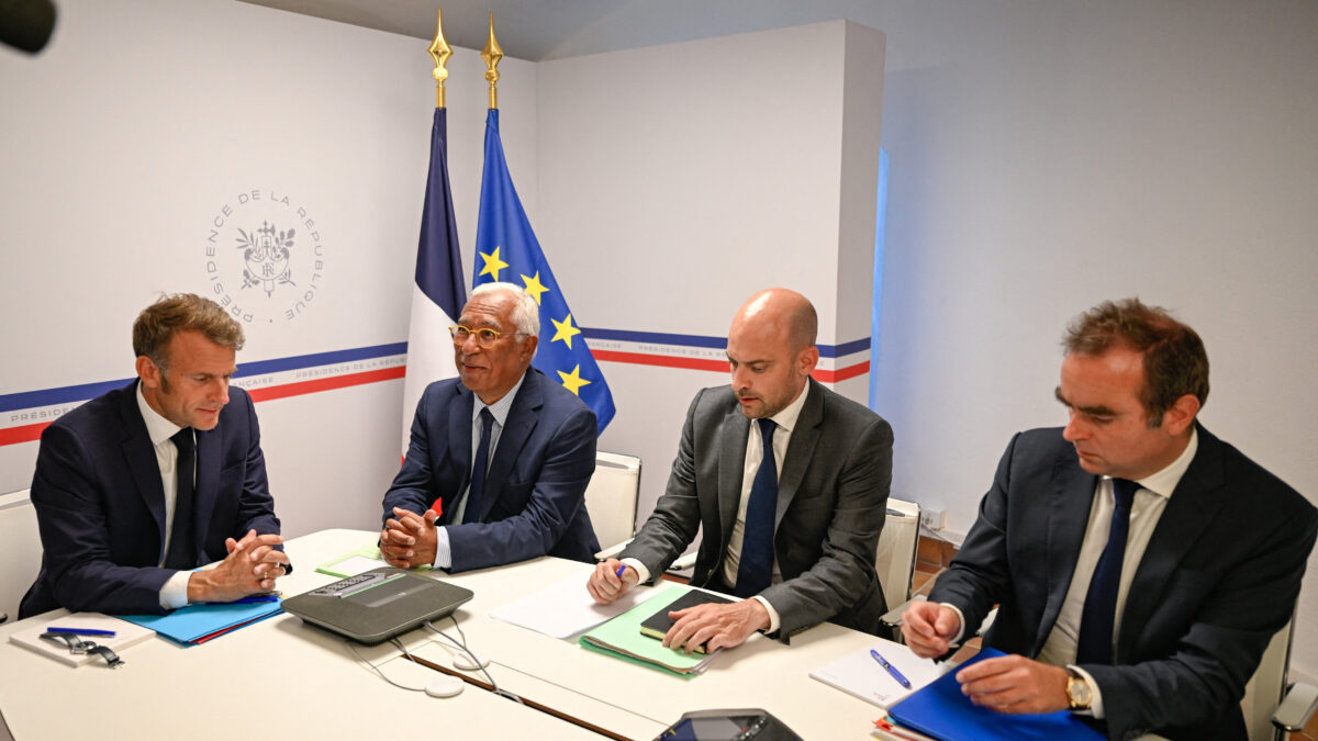 Ο Γάλλος πρόεδρος Εμανουέλ Μακρόν, ο πρόεδρος του Ευρωπαϊκού Συμβουλίου Αντόνιο Κόστα, ο Γάλλος υπουργός Ευρωπαϊκών Υποθέσεων και Εξωτερικών Υποθέσεων Ζαν-Νοέλ Μπαρό και ο Γάλλος υπουργός Άμυνας Σεμπαστιάν Λεκόρνου συμμετέχουν σε τηλεδιάσκεψη με τον πρόεδρο των ΗΠΑ Ντόναλντ Τραμπ, τον πρόεδρο της Ουκρανίας Βολοντίμιρ Ζελένσκι και ηγέτες της Ευρωπαϊκής Ένωσης σχετικά με την επικείμενη συνάντηση Τραμπ-Πούτιν για την Ουκρανία