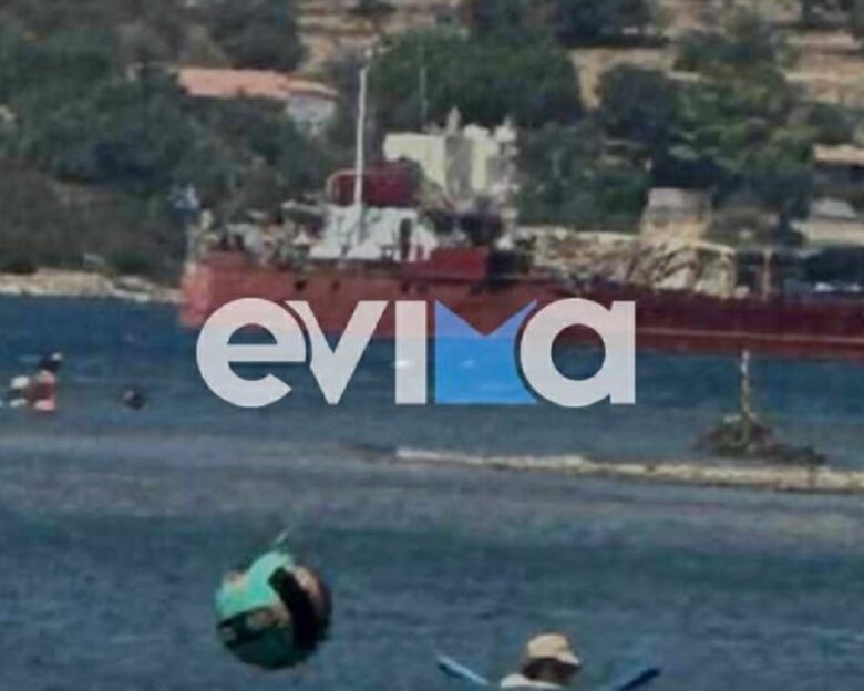 Εύβοια: Φορτηγό πλοίο αναγκάστηκε να δέσει σε παραλία λόγω των θυελλωδών ανέμων