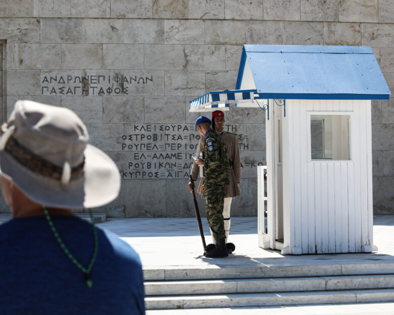 Τι έγινε με τον 23χρονο μετανάστη στο Μνημείο του Αγνώστου Στρατιώτη – Δεν συνελήφθη