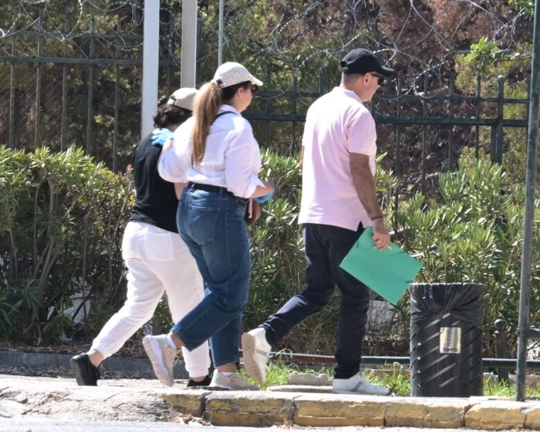 Παλαιό Φάληρο: Ετοιμαζόταν να φύγει από την Ελλάδα η μητέρα της 3χρονης – Με κουλούρι Θεσσαλονίκης στα χέρια εμφανίστηκε στο δρόμο για τα δικαστήρια