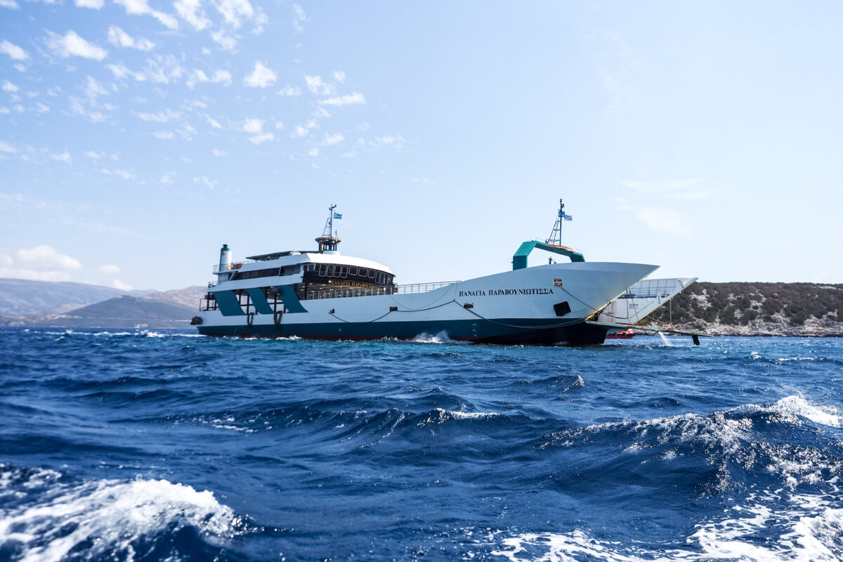 Το φέρι μποτ που παραμένει κολλημένο στην ξέρα