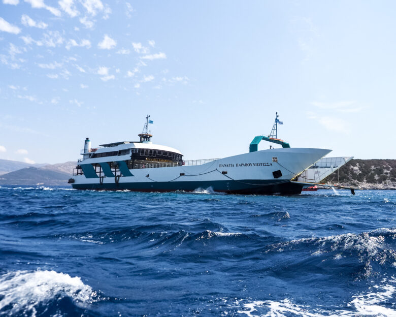 Νέα Στύρα: Ρήγμα 20 μέτρων στο φέρι μποτ που προσάραξε σε ξέρα – Θα παραμείνει για ώρες στο σημείο