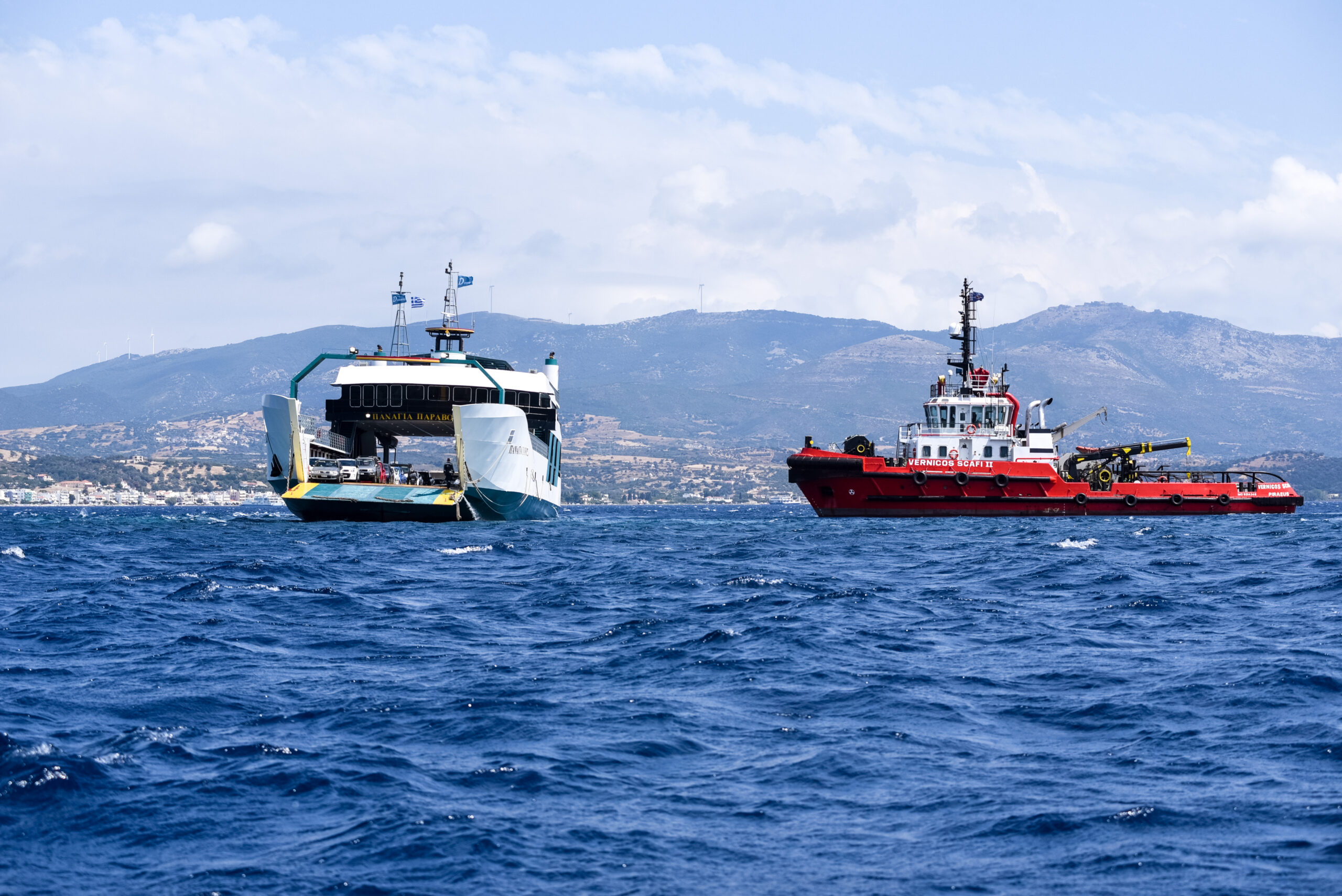 Ρυμπουλκό δίπλα στο φέρι μποτ που προσάραξε σε ξέρα στα Νέα Στύρα