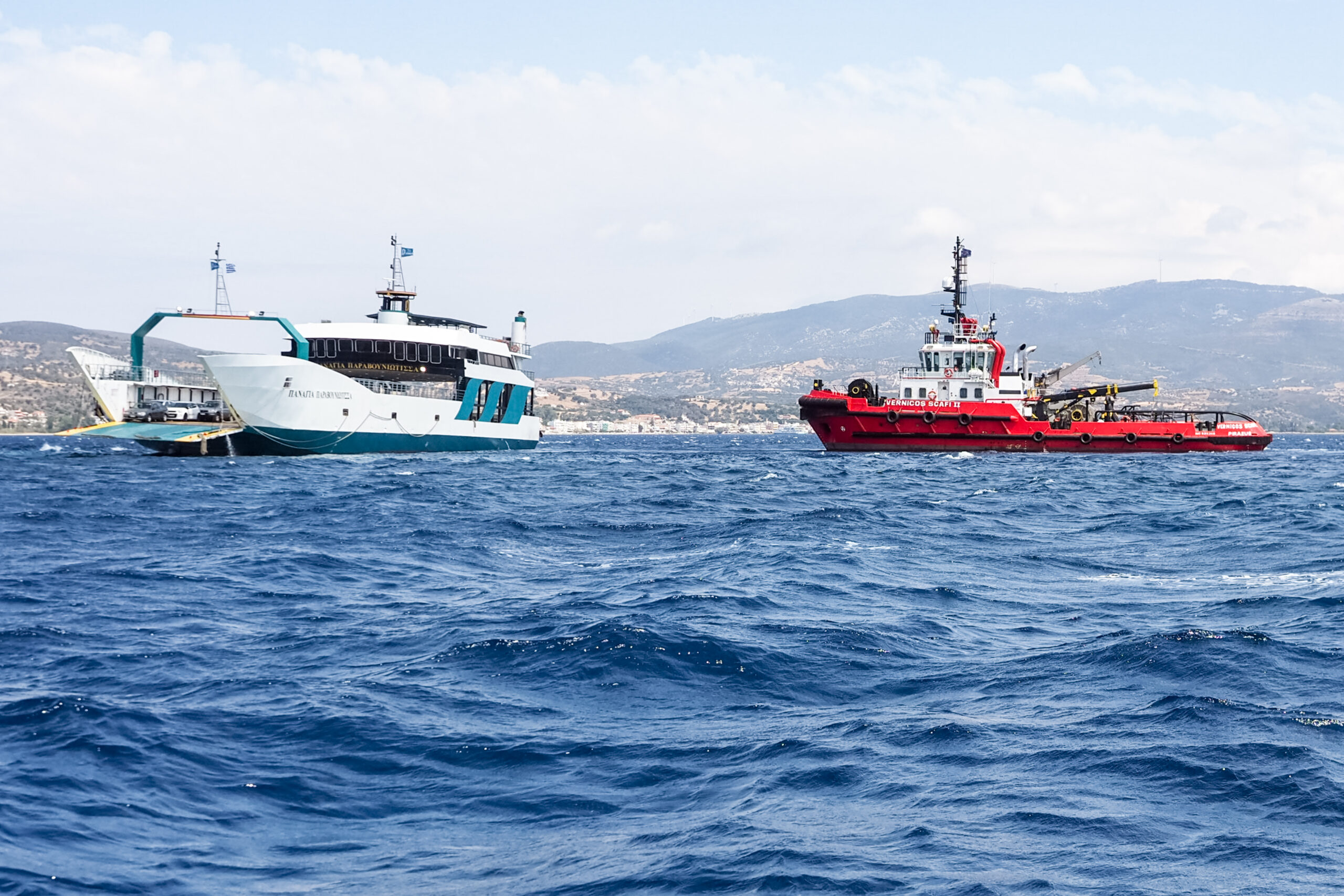 Ρυμπουλκό δίπλα στο φέρι μποτ που προσάραξε σε ξέρα στα Νέα Στύρα