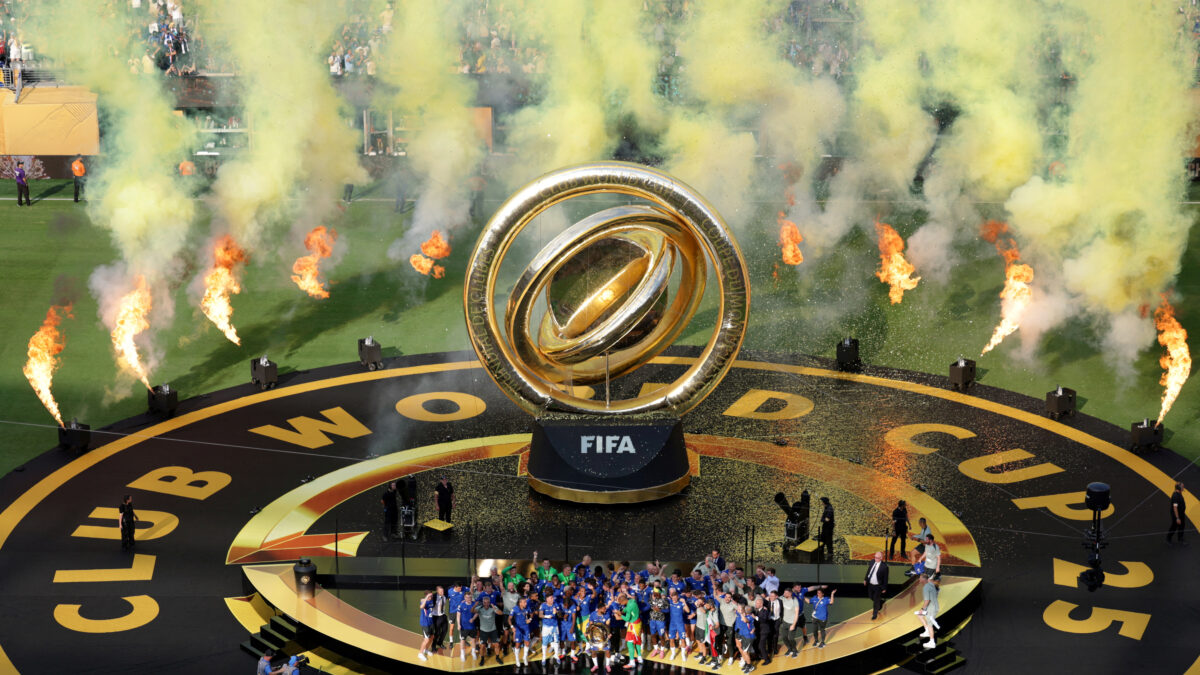 Η απονομή του τροπαίου στο FIFA Club World Cup