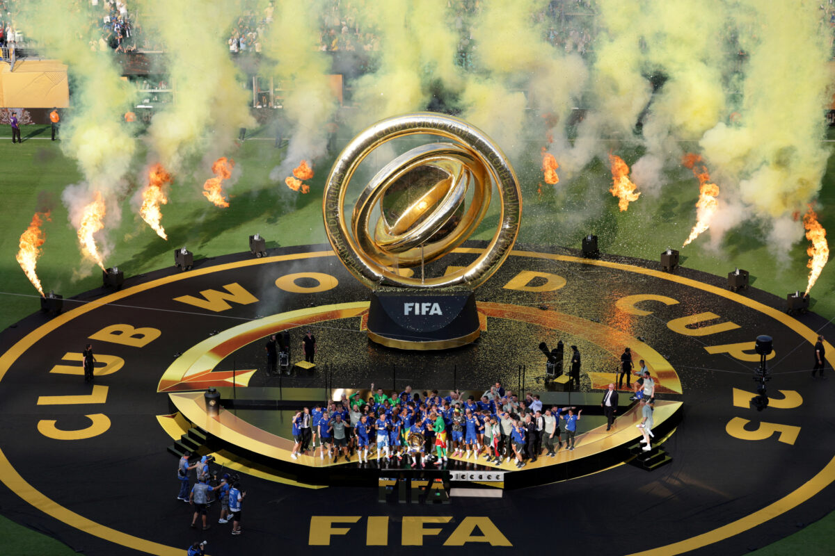 Η απονομή του τροπαίου στο FIFA Club World Cup