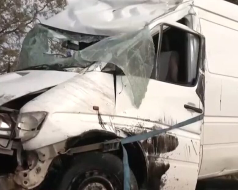 Θεσσαλονίκη: Φορτηγό πέρασε στο αντίθετο ρεύμα και «καρφώθηκε» σε αυτοκίνητο – Νεκρός 67χρονος οδηγός