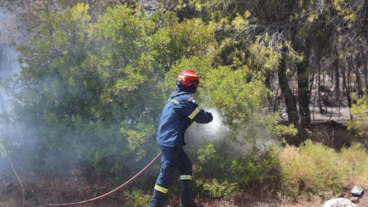 Πυροσβέστης σε κατάσβεση φωτιάς