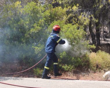 Πυροσβέστης σε φωτιά