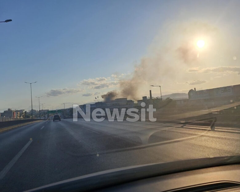 Φωτιά σε εργοστάσιο ξυλείας στο Αιγάλεω: Καίγονται εύφλεκτα υλικά