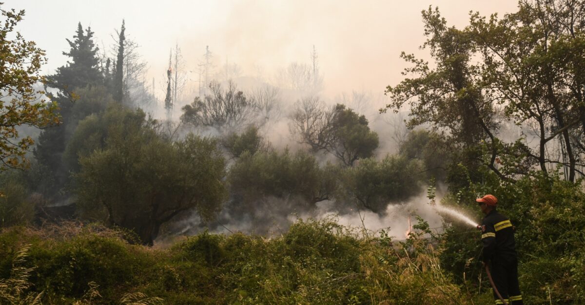 Πυροσβέστης σβήνει φωτιά