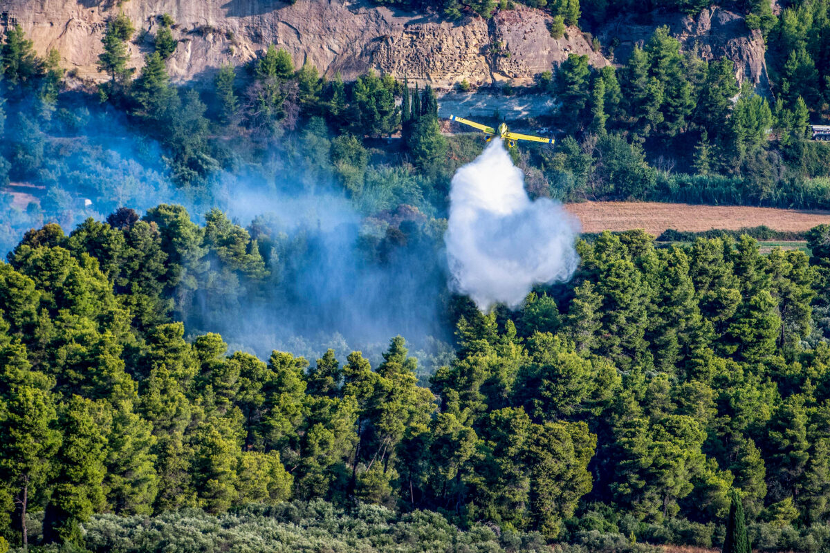 Πυροσβεστικό επιχειρεί σε φωτιά
