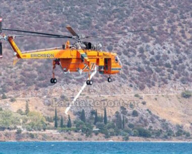 Ελικόπτερο στην κατάσβεση της φωτιάς στη Φωκίδα