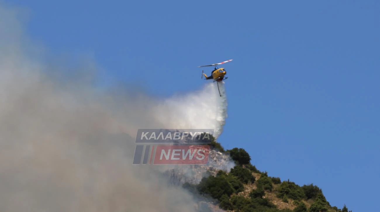 Το ελικόπτερο προσπαθεί να σβήσει την φωτιά / Φωτό από Καλάβρυτα news