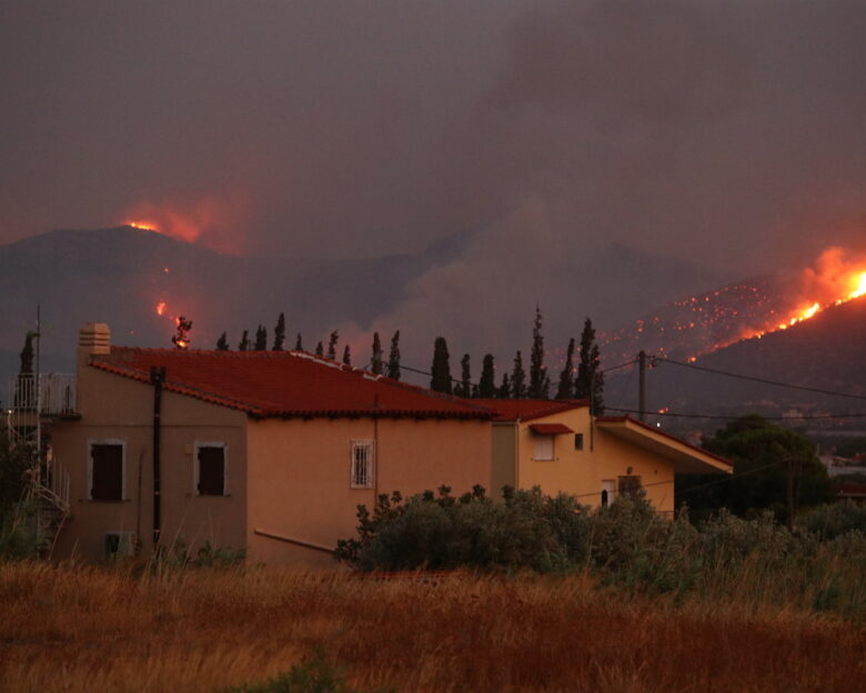 Φωτιά στην Κερατέα: Συλλήψεις δύο στελεχών του ΔΕΔΔΗΕ – Πυλώνας ηλεκτροδότησης το «σημείο μηδέν» της καταστροφικής πυρκαγιάς
