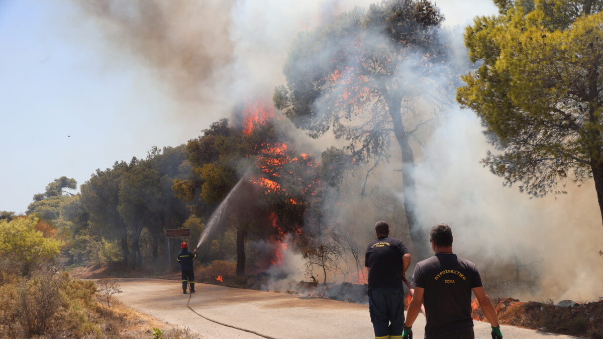 Συνεχίζεται η μάχη με τις αναζωπυρώσεις