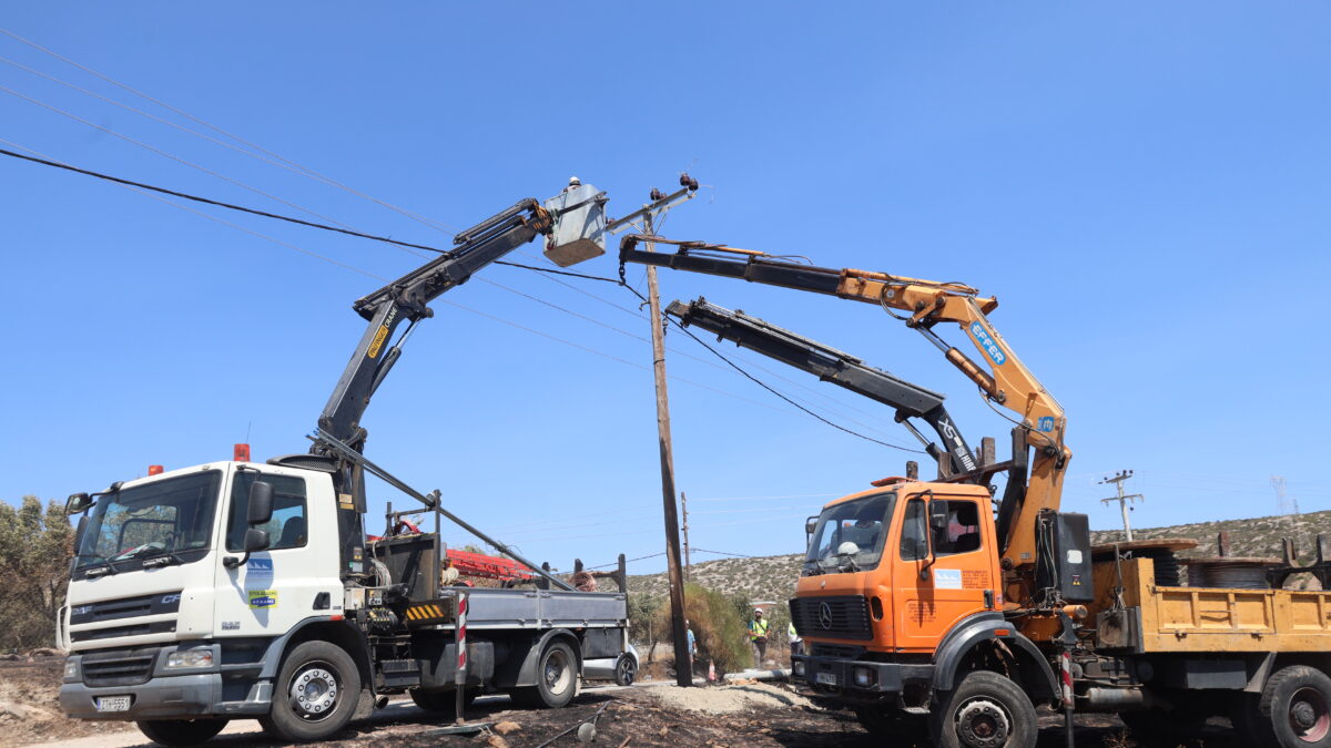 Συνεργεία προσπαθούν να αποκαταστήσουν τις ζημιές σε κολόνες της ΔΕΗ