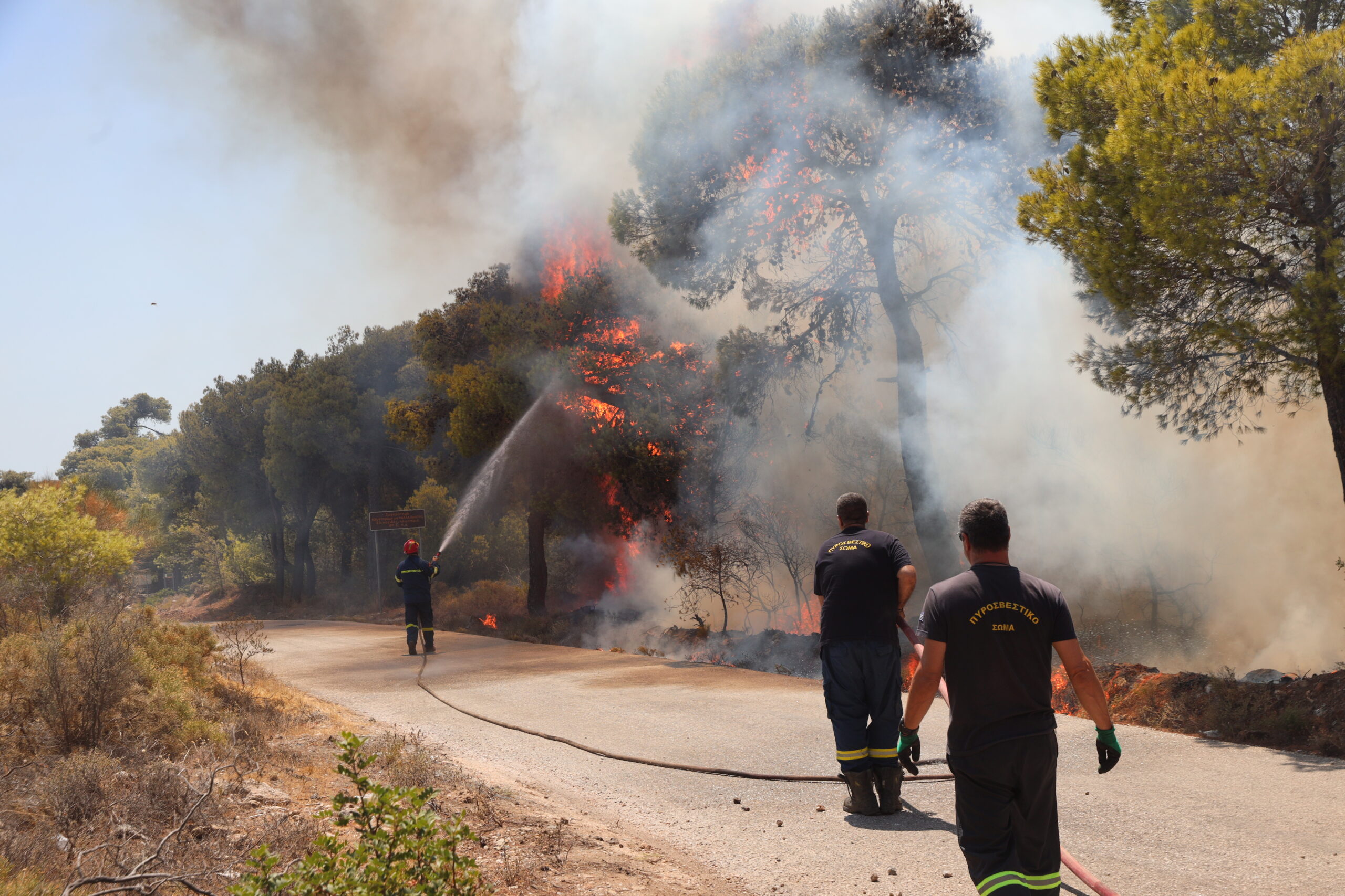 Συνεχίζεται η μάχη με τις αναζωπυρώσεις