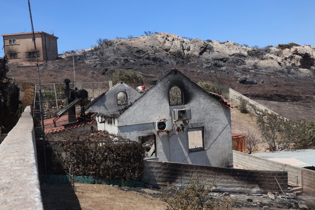 Καμένο σπίτι μετά το πέρασμα της φωτιάς στην Κερατέα