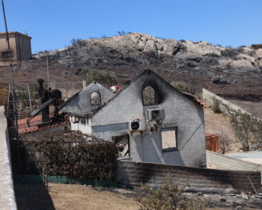 Καμένο σπίτι μετά το πέρασμα της φωτιάς στην Κερατέα
