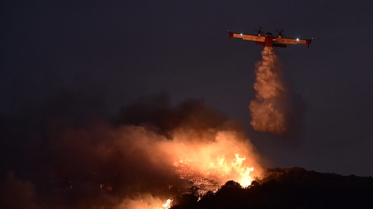 Canadair πραγματοποιεί ρίψεις νερού στο μέτωπο της φωτιάς στην Κερατέα για πρώτη φορά μετά τη δύση του ηλίου