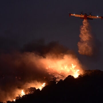 Canadair πραγματοποιεί ρίψεις νερού στο μέτωπο της φωτιάς στην Κερατέα για πρώτη φορά μετά τη δύση του ηλίου