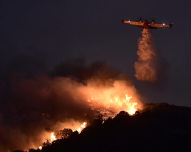 Canadair πραγματοποιεί ρίψεις νερού στο μέτωπο της φωτιάς στην Κερατέα για πρώτη φορά μετά τη δύση του ηλίου