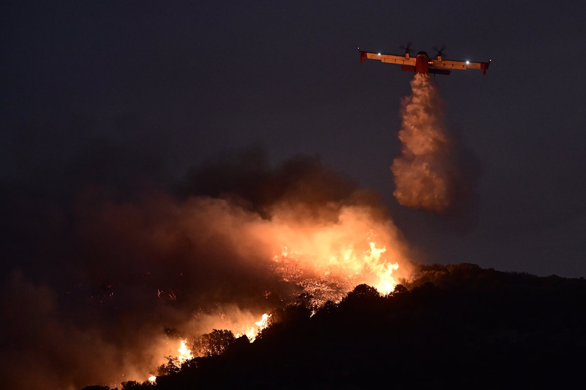Canadair πραγματοποιεί ρίψεις νερού στο μέτωπο της φωτιάς στην Κερατέα για πρώτη φορά μετά τη δύση του ηλίου