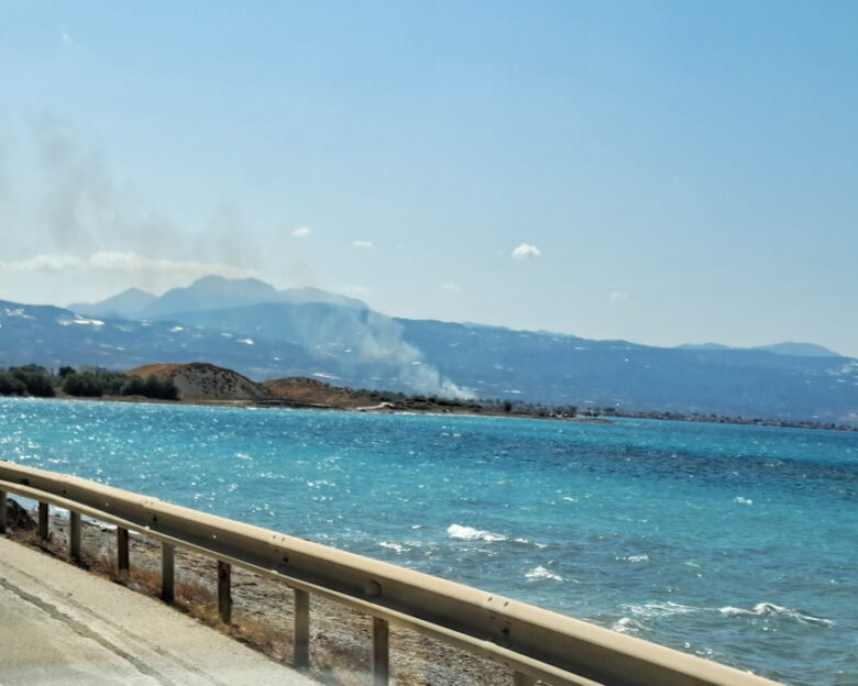 Φωτιά στο περιγιάλι Κορινθίας – Σπεύδουν πυροσβεστικές δυνάμεις