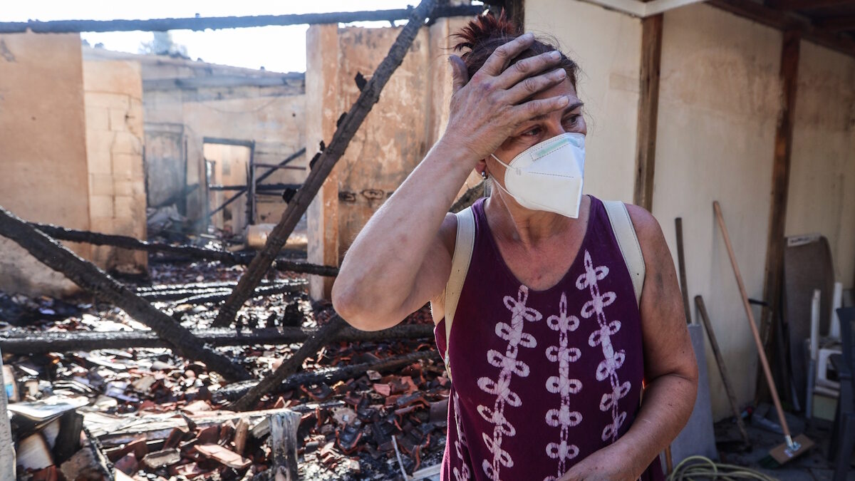 Στιγμιότυπο από το καταστροφικό πέρασμα της φωτιάς στο Κρυονέρι Αττικής στις 27 Ιουλίου