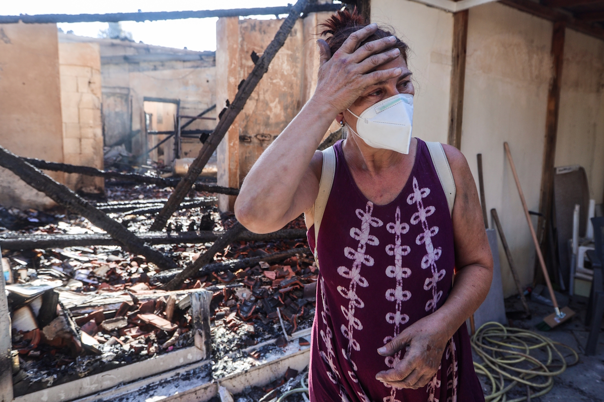 Στιγμιότυπο από το καταστροφικό πέρασμα της φωτιάς στο Κρυονέρι Αττικής στις 27 Ιουλίου